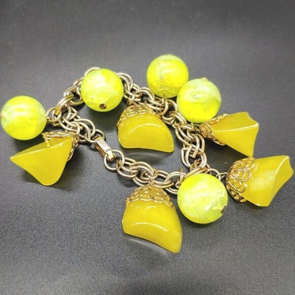 Lucite chunky plastic bracelet GLOWS - Picture 2 of 5